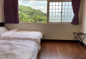 Premium bedding, desk, bed sheets - North Mountain Farm (Puli)