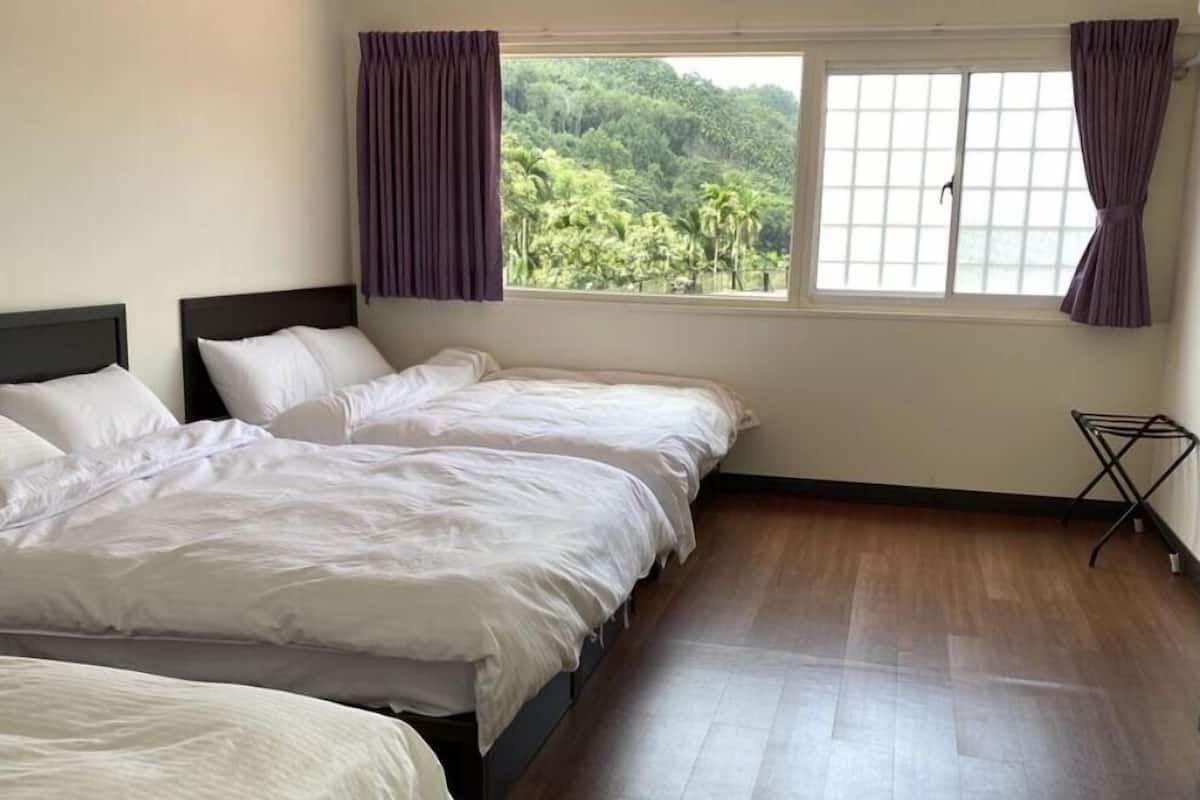 Family Room | Premium bedding, desk, bed sheets