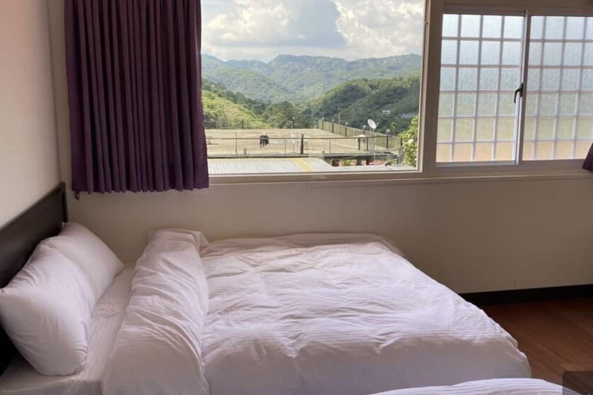 Family Room | Premium bedding, desk, bed sheets