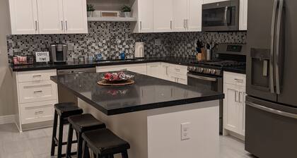 Spotless 2BR Sanctuary -9ft Ceilings- Inviting