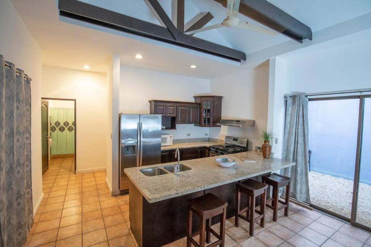 Comfort Apartment | Private kitchen | Microwave, stovetop, cookware/dishes/utensils