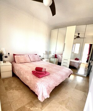 3 makuuhuonetta, tallelokero huoneessa, silitysrauta/-lauta