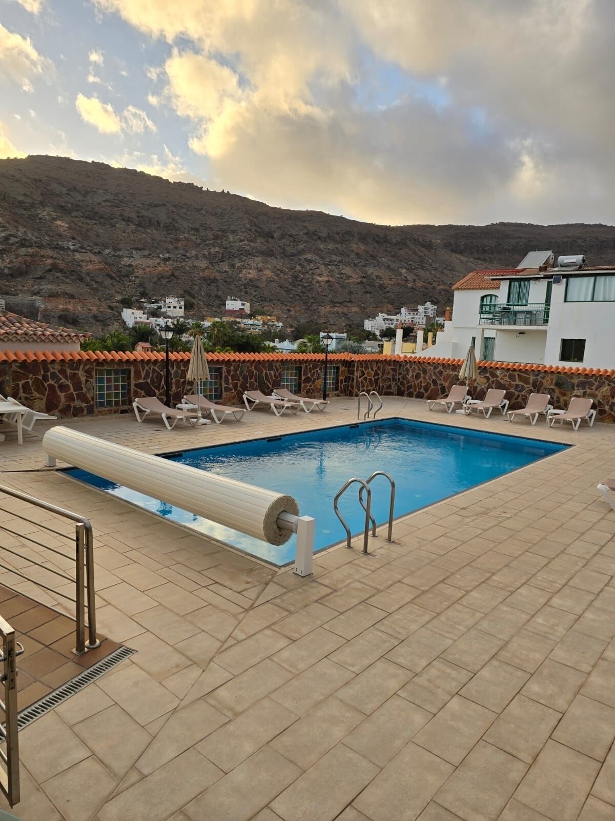 Een buitenzwembad en een verwarmd zwembad