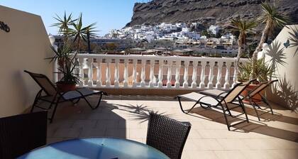 Beautiful Two bedroom apartment with spacious terrace, swimming pool and WIFI