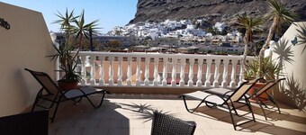 Beautiful Two bedroom apartment with spacious terrace, swimming pool and WIFI