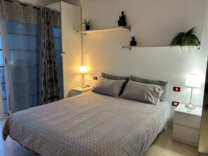 2 chambres, coffres-forts dans les chambres, fer et planche à repasser