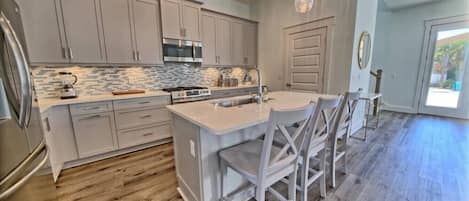 Réfrigérateur, micro-ondes, four, plaque de cuisson