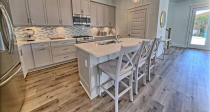 New Home With Private Pool & Hot Tub!
