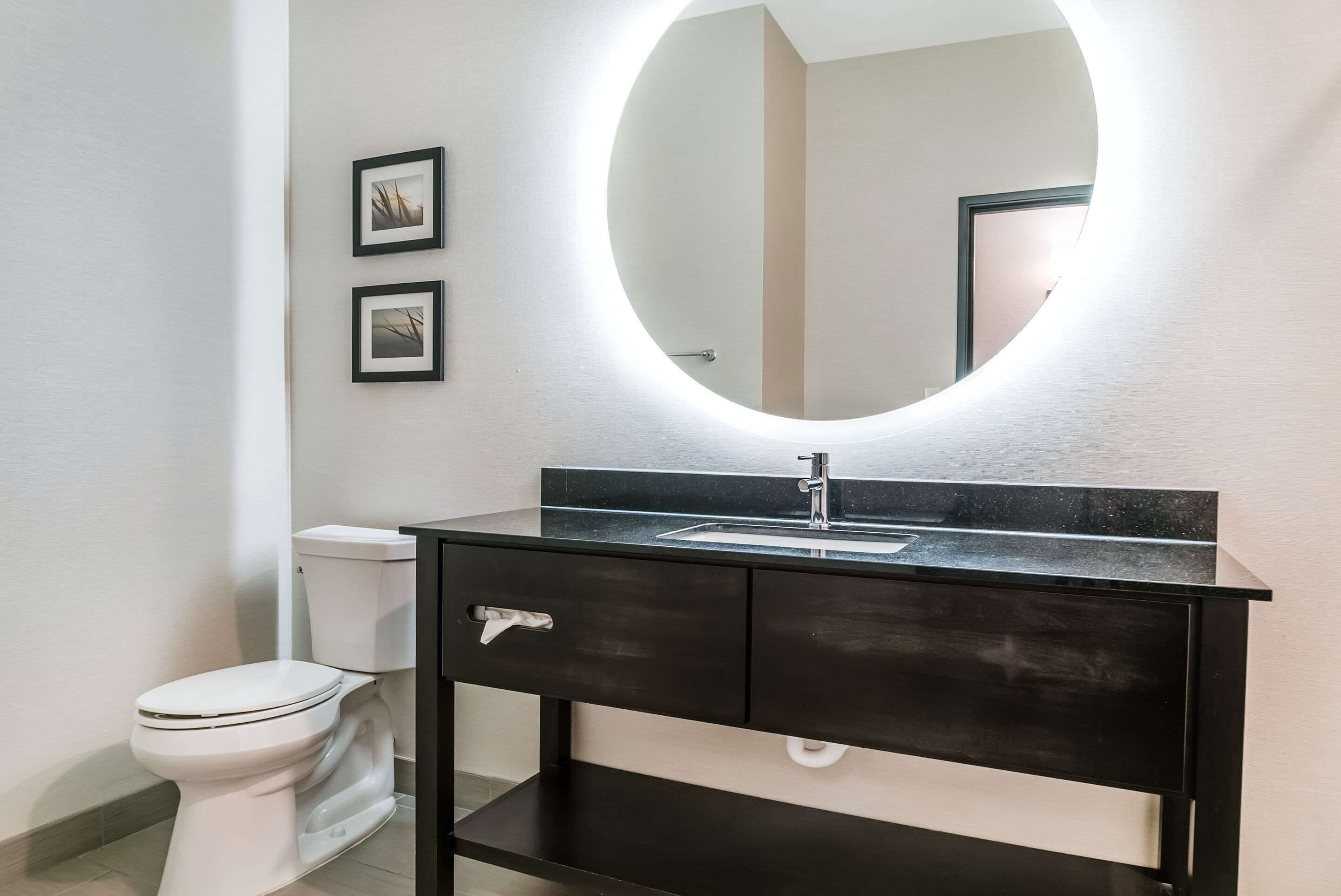 Escritorio, cortinas blackout y tabla de planchar con plancha 
