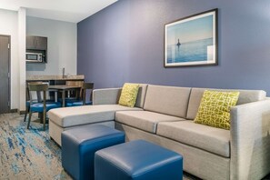 مكتب وستائر تعتيم ومكواة/لوح كي وأسرّة أطفال/رضّع (مجانًا)