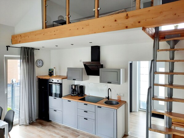 Kühlschrank, Ofen, Geschirrspüler, Wasserkocher mit Kaffee-/Teezubehör