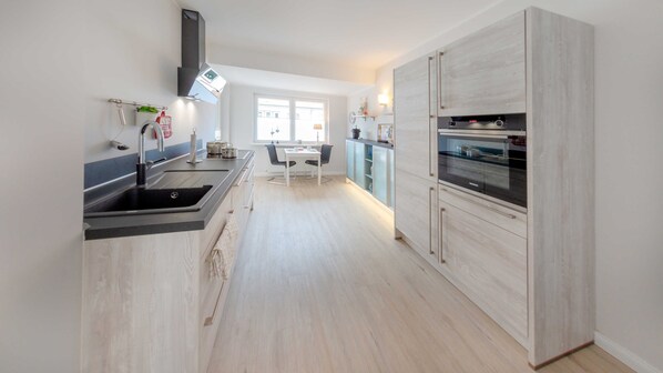 Kühlschrank, Mikrowelle, Ofen, Geschirrspüler