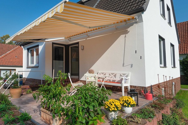 Eine gemütliche Terrasse lädt zum Verweilen ein