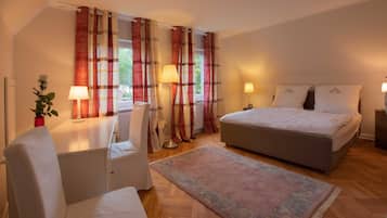 2 bedrooms, desk