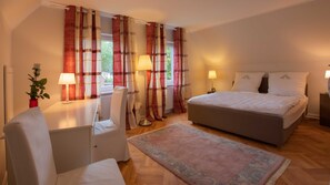 2 bedrooms, desk