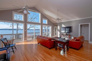 TV, table football, ping pong - Grandview Lodge | Magnificent Main Lake Views | 3 Night Min (Henrico)