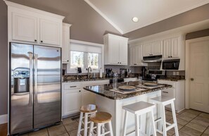 Fridge, microwave, oven, stovetop - Grandview Lodge | Magnificent Main Lake Views | 3 Night Min (Henrico)