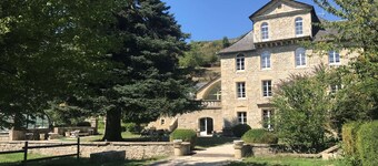 Large town house and outbuilding (sleeps 20)