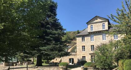 Large town house and outbuilding (sleeps 20)