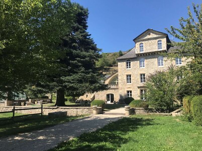 Large town house and outbuilding (sleeps 20)