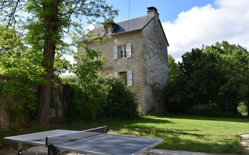 Large townhouse and outbuildings (sleeps 20)