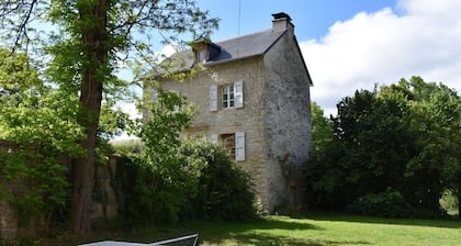 Large townhouse and outbuildings (sleeps 20)