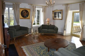 Televisie, een open haard, een dvd-speler en tafelvoetbal