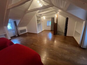 8 chambres, fer et planche à repasser, Wi-Fi, draps fournis