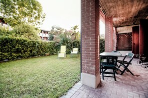 Outdoor dining - Tintoretto Sweet House (Sirmione)