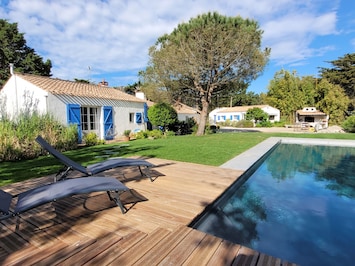 Vue générale sur une des terrasses, la piscine, la grande et la petite maison