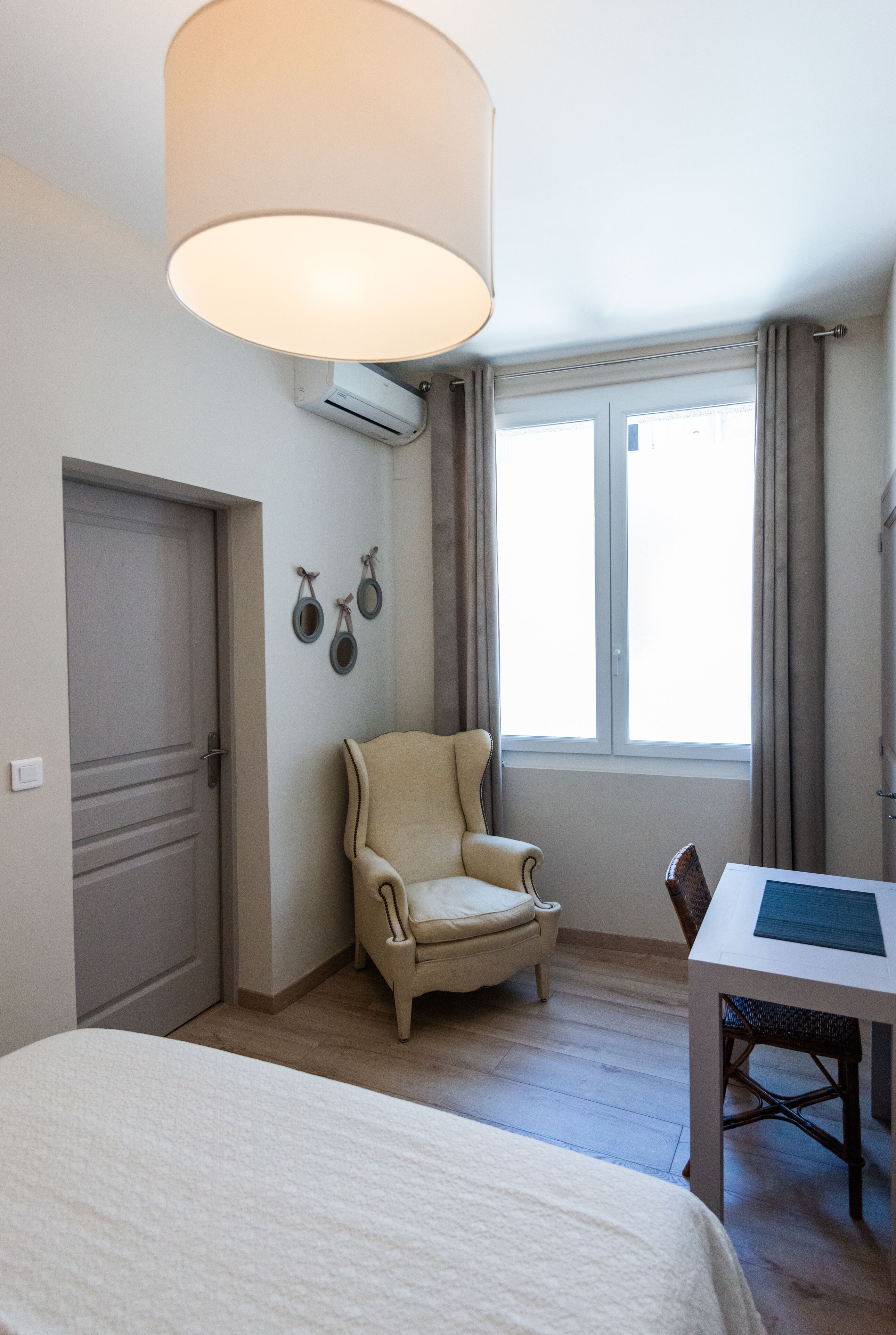 3 bedrooms, desk, soundproofing, iron/ironing board