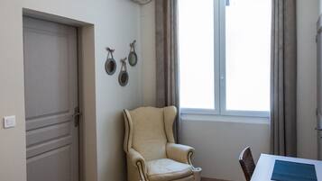 3 bedrooms, desk, soundproofing, iron/ironing board