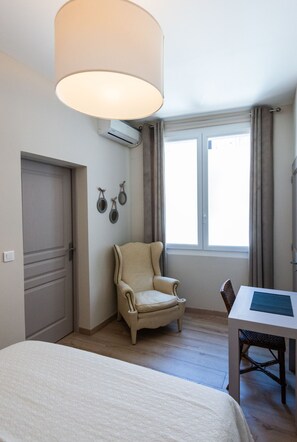 3 chambres, bureau, chambres insonorisées, fer et planche à repasser