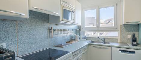 Microwave, oven, dishwasher, coffee/tea maker