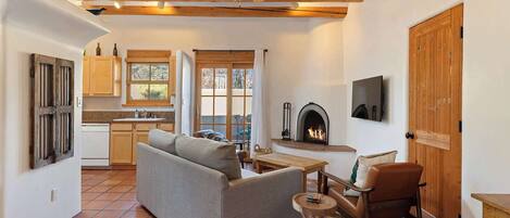 テレビ、暖炉、書斎 / ワークスペース