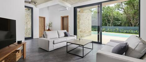 Smart TV, fireplace, ping pong