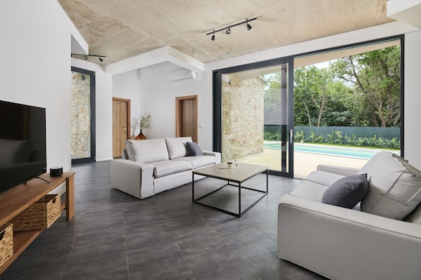 Smart-TV, Kamin, Tischtennisplatte