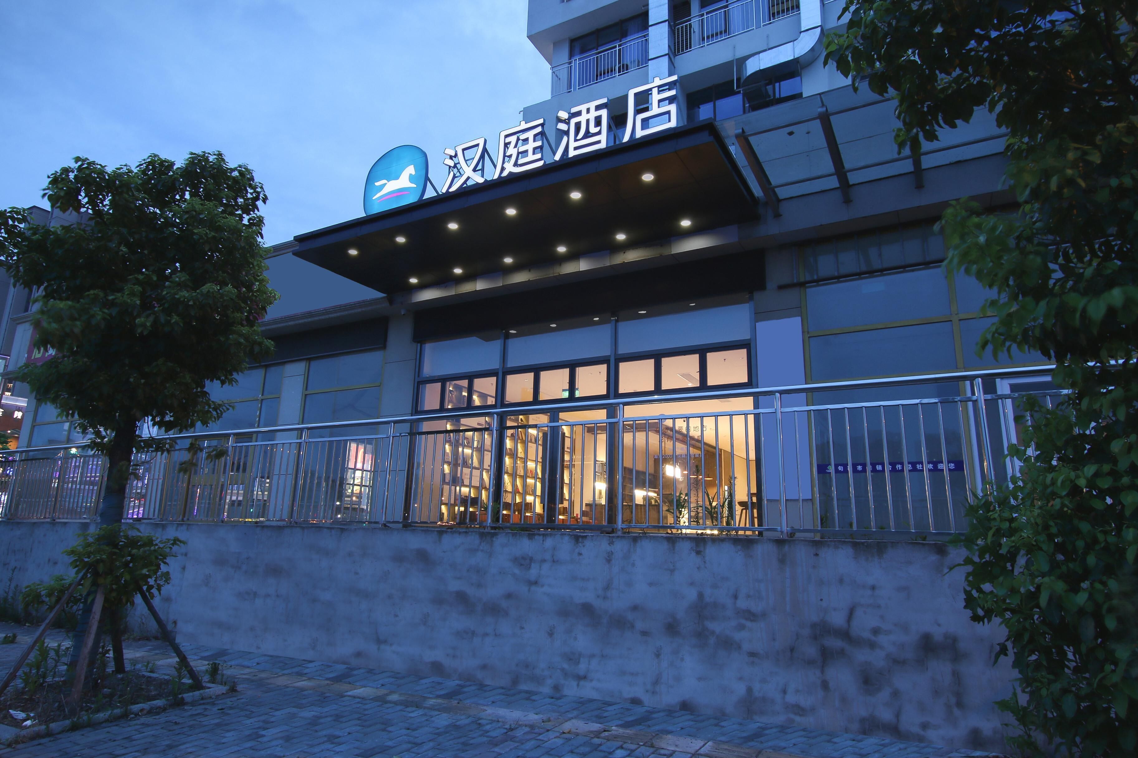 A hotel with a sign indicating it is a Han Residence Hotel.