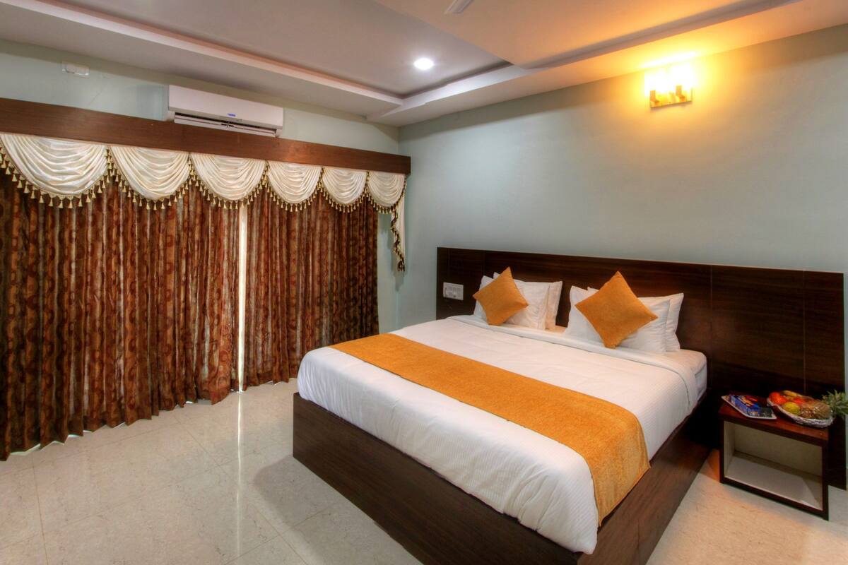 Premium bedding, iron/ironing board, bed sheets