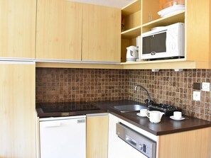 Kylskåp, mikrovågsugn, spishäll och diskmaskin