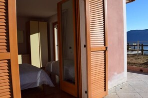1 dormitorio, tabla de planchar con plancha, wifi y ropa de cama