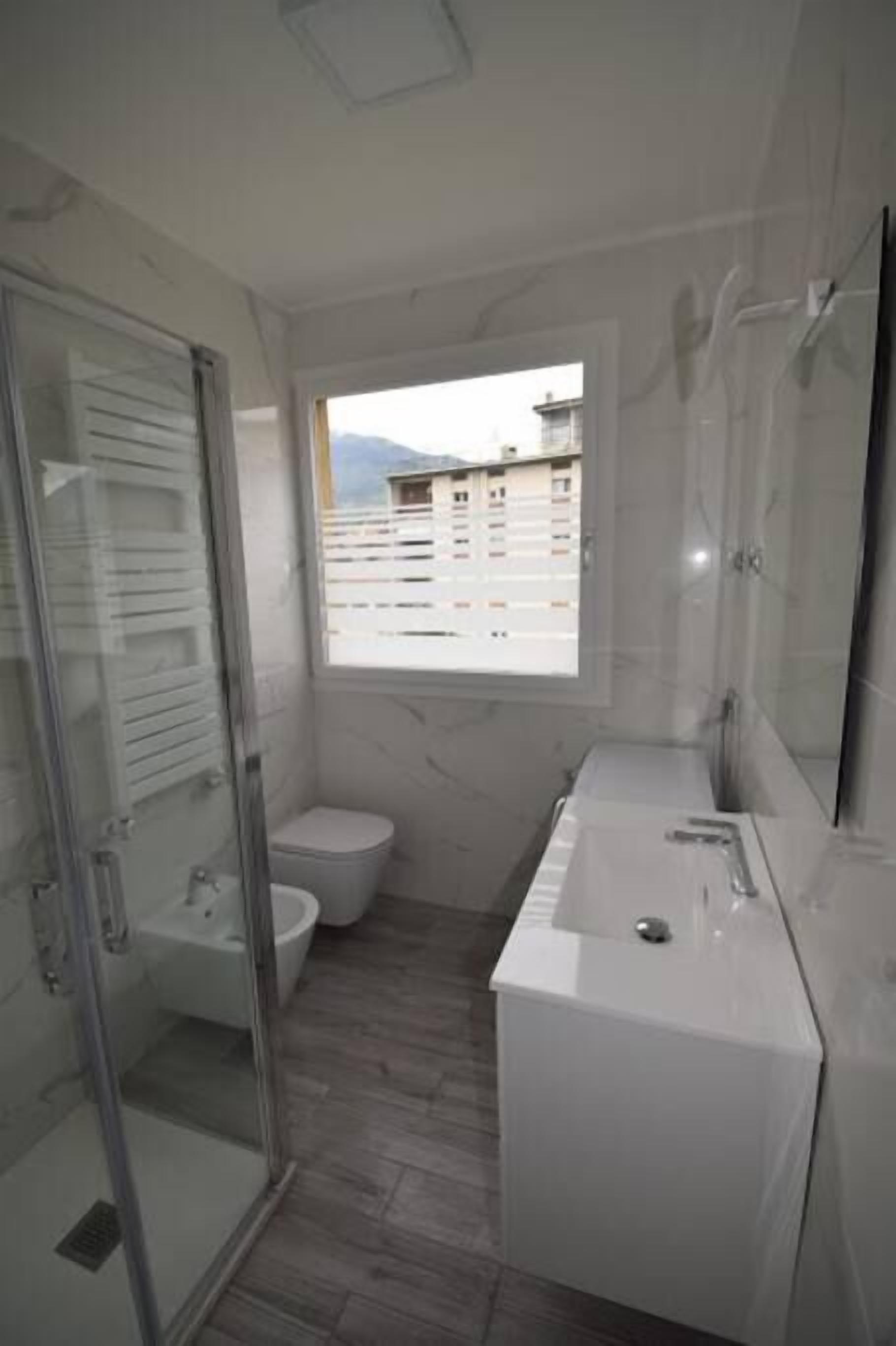 Douche, sèche-cheveux, serviettes fournies