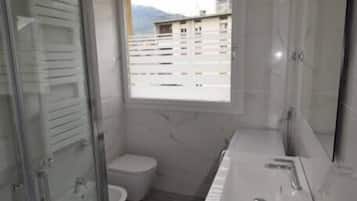 Douche, sĂšche-cheveux, serviettes fournies