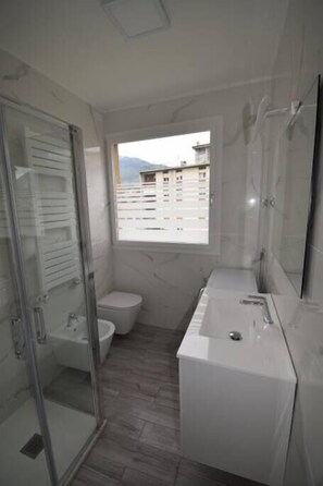 Douche, sèche-cheveux, serviettes fournies