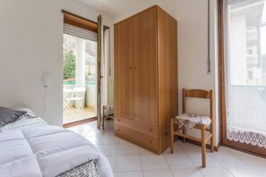 2 habitaciones, tabla de planchar con plancha, wifi y ropa de cama 