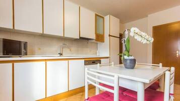 Fridge, microwave, dishwasher, coffee/tea maker