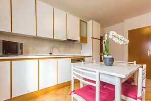 Réfrigérateur, four à micro-ondes, lave-vaisselle, cafetière-théière