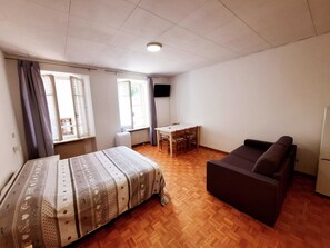 1 chambre, fer et planche à repasser, Wi-Fi, draps fournis