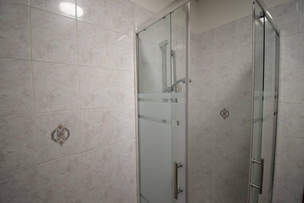 Douche, sèche-cheveux, serviettes fournies