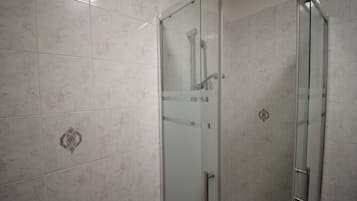 Douche, sĂšche-cheveux, serviettes fournies